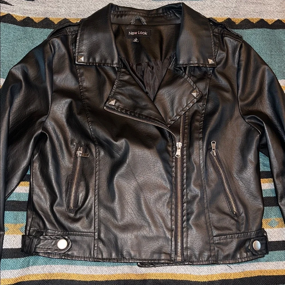 New Look Faux Leather Women's Cropped Black Zipper Accented Jacket - Picture 4 of 10